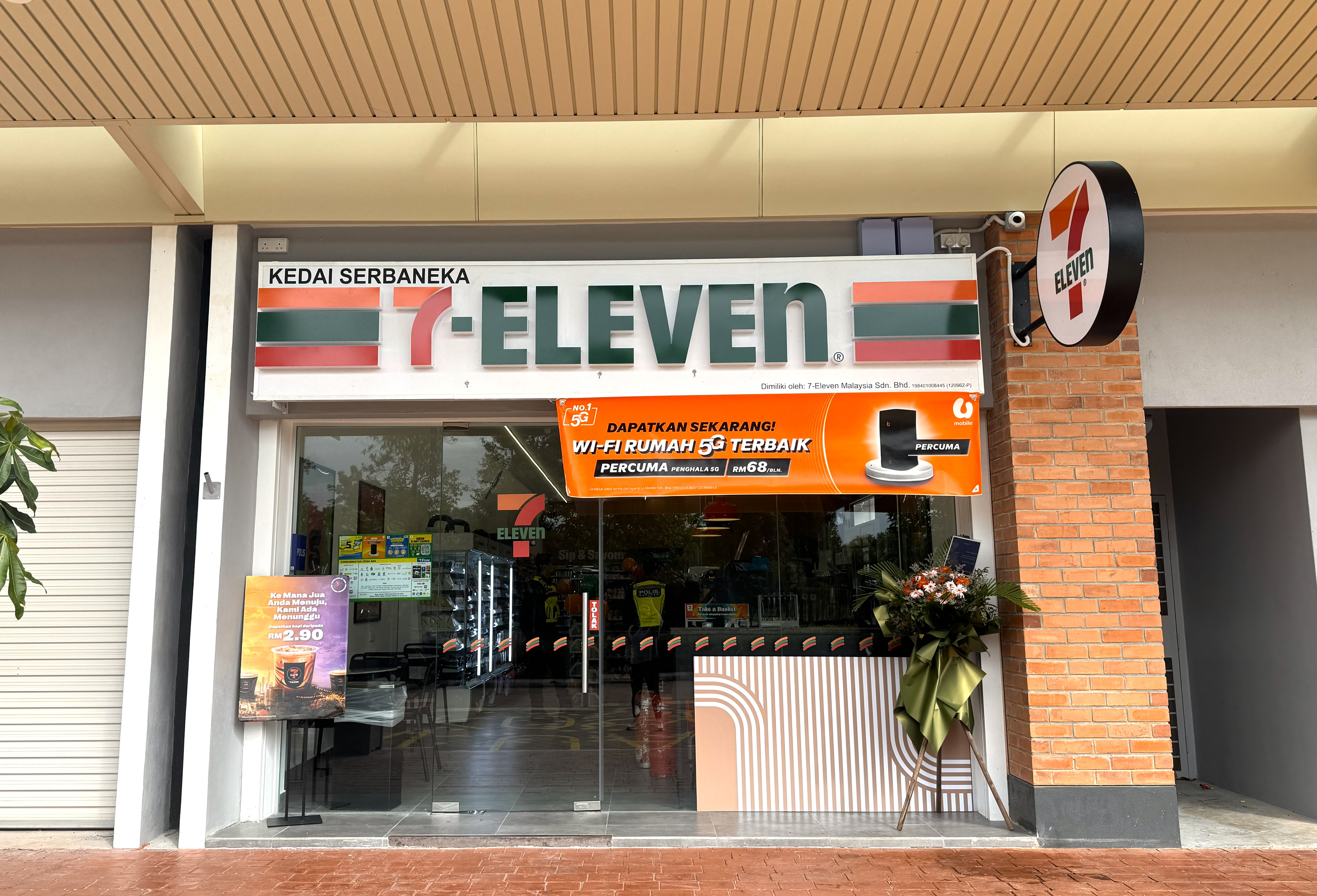 7CAFé by 7-Eleven (24 hours)